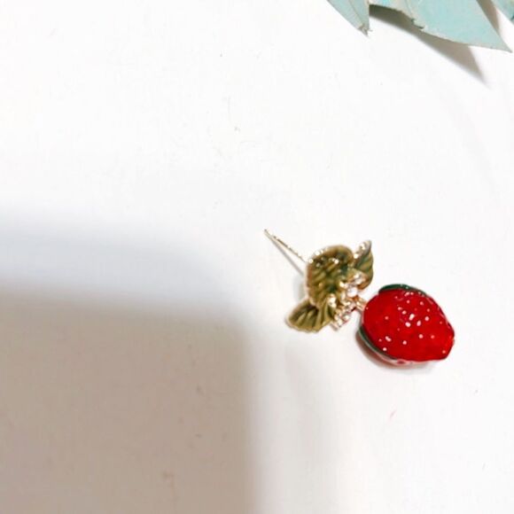 Strawberry dangle earrings S157 - Picture 4 of 4
